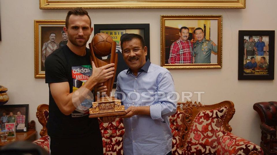 Ilija Spasojevic bersama manajer Persib Bandung, Umuh Muchtar saat memamerkan Piala Presiden 2015. Copyright: © Ginanjar/INDOSPORT